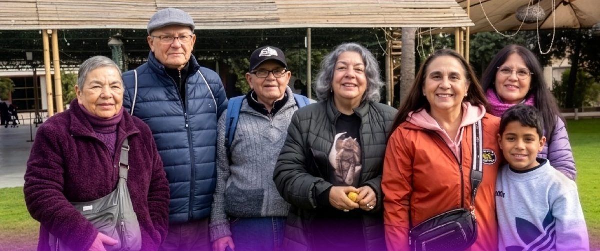Grupo de visitantes en las áreas verdes de Punto de Encuentro