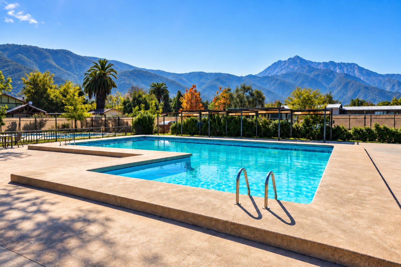 Piscina de Punto de Encuentro con vista al cerro La Campana